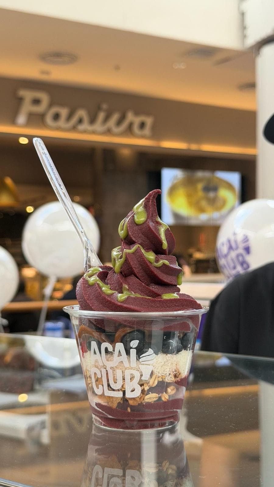 Vaso de açaí con salsas de Açaí Club