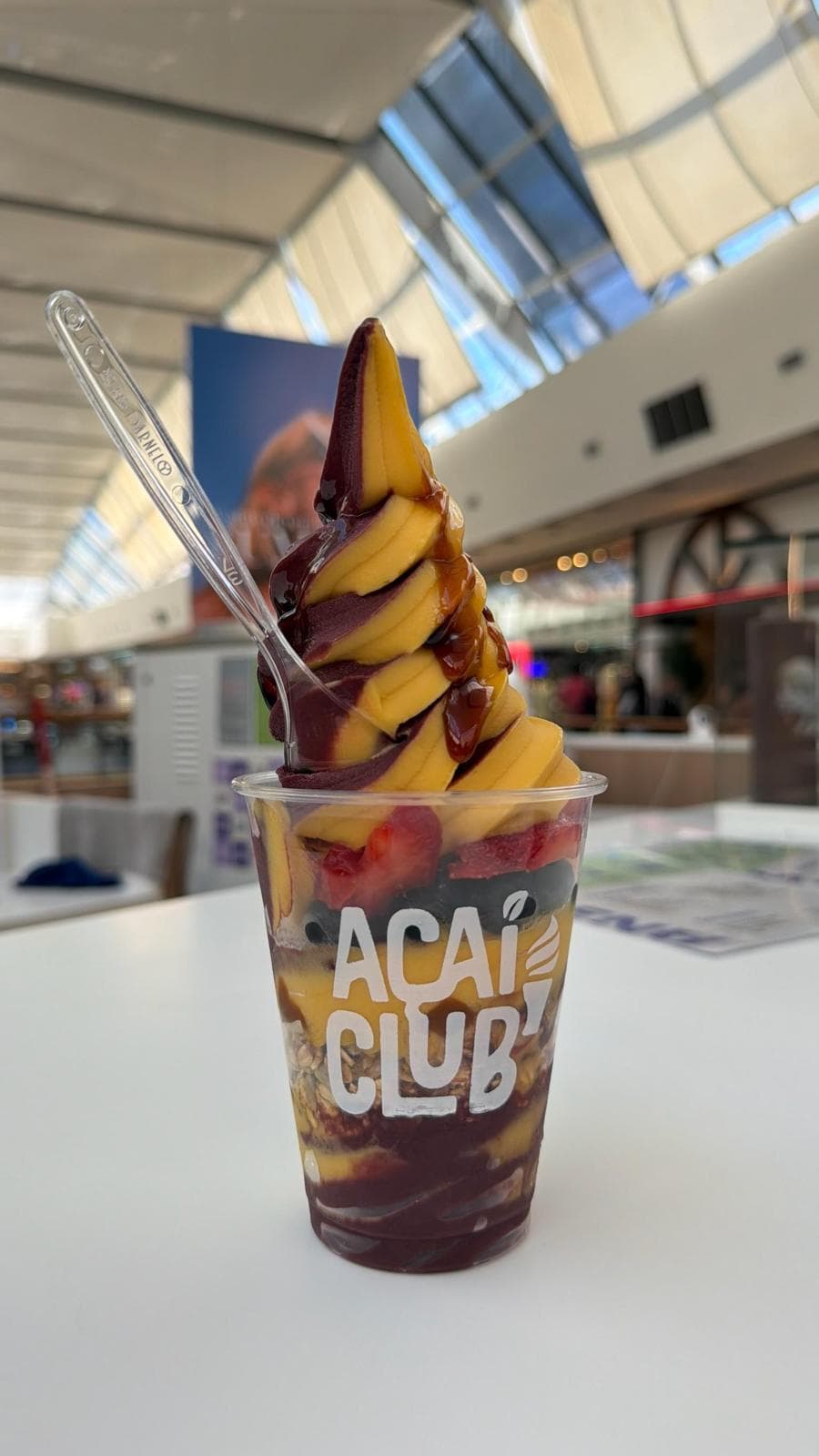 Vaso de açaí con frutillas de Açaí Club